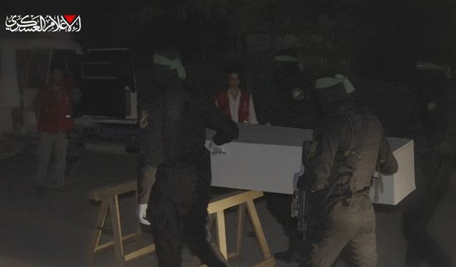 HAMAS anlaşmaya bağlı kalarak siyonist bir esirin cesedini daha Kızılhaç'a teslim etti