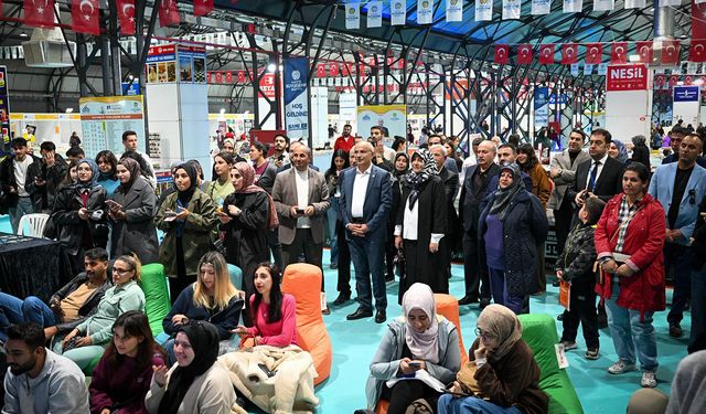 Malatya'daki kitap fuarına katılan şair ve yazarlar: İnsanların ilgisi oldukça iyi