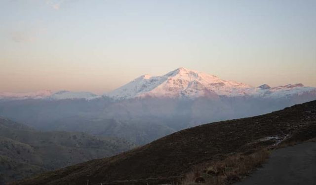 Mereto Dağı'na mevsimin ilk karı düştü