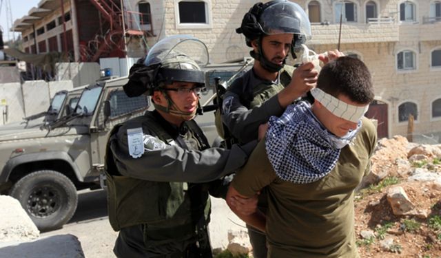 Siyonist rejim, El-Halil'de 56 Filistinliyi alıkoydu