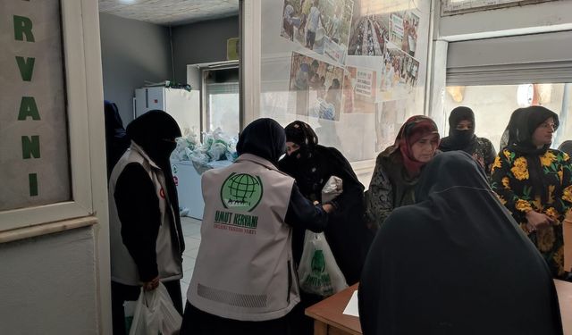 Tarsus'ta Umut Kervanı'ndan muhtaçlara yardım