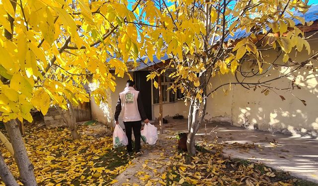 Umut Kervanı’ndan Muradiye’de yardım dağıtımı