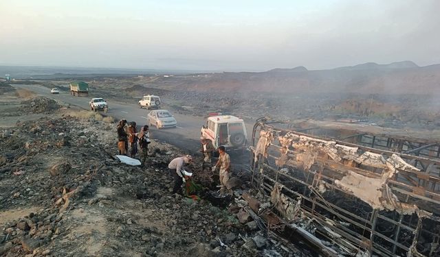 Yemen'in güneyinde otobüs ile minibüs çarpıştı: 34 ölü