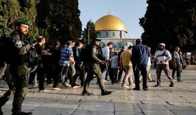 Yüzlerce siyonist yerleşimci, Mescid-i Aksa'yı bastı