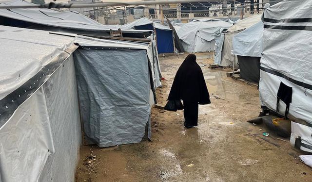 Gazze'de şiddetli fırtına: Üç katlı ev çöktü, çadır kampları sular altında kaldı