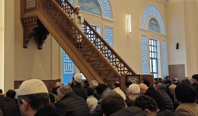 Genç hafızların örnek hutbe iradı cami cemaatinin takdirini topluyor