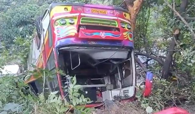 Hindistan'da otobüs uçuruma yuvarladı: 9 ölü 26 yaralı