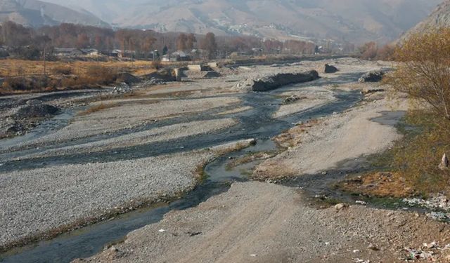 İran’ın en büyük barajlarından birinde şiddetli su çekilmesi yaşanıyor