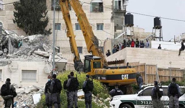 İşgalciler Filistinlilere ait evleri yıkmaya devam ediyor