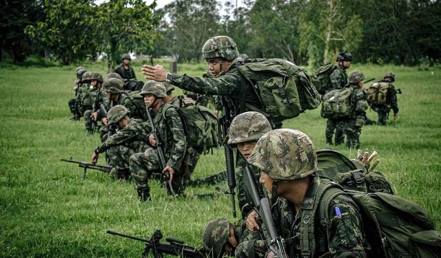 Kamboçya, Tayland ile tüm sınır geçişlerini askıya aldı