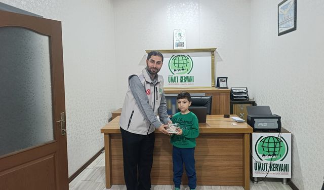 Küçük Muhammed kumbarasındaki parayı Gazze'ye bağışladı