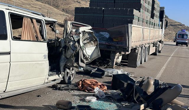 Minibüs tıra çarptı: 3 ölü