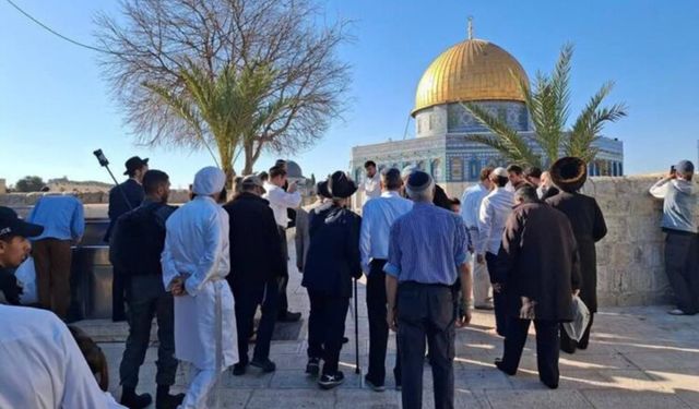 Siyonist işgalciler Mescid-i Aksa'ya baskın düzenledi