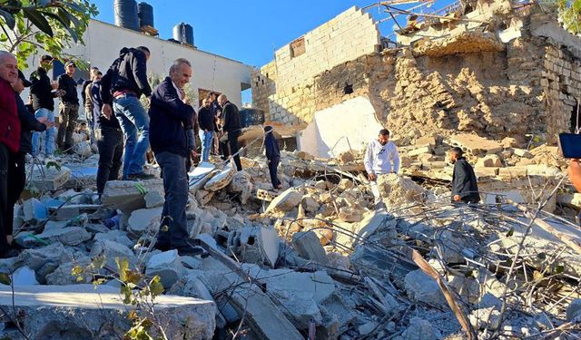 Siyonist rejim Batı Şeria'da iki Filistinli esirin evini patlayıcılarla yıktı