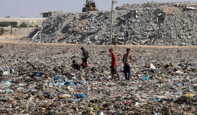 Siyonist rejimin Gazze'ye saldırıları nedeniyle 60 milyon ton enkaz ve 4 milyon ton tehlikeli atık oluştu