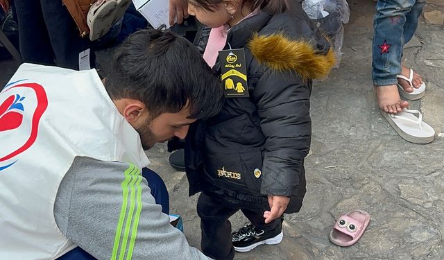 Yetimler Vakfı Afganistan'daki ihtiyaç sahibi çocuklara kışlık yardım ulaştırdı