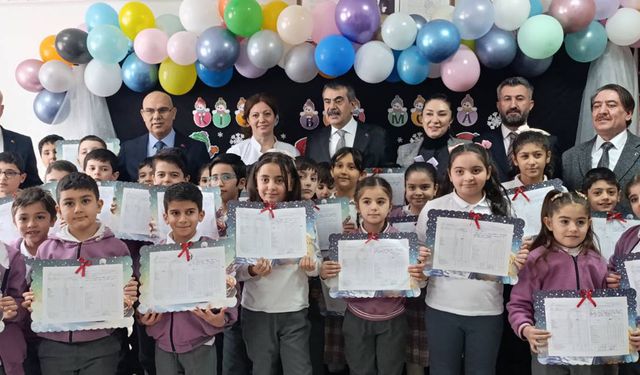 Bakan Tekin Ağrı'da öğrencilerin karne heyecanına ortak oldu