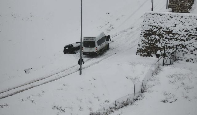 Batman'da kar nedeniyle araçlar yolda kaldı