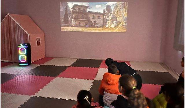 Bitlis’te atıl okul, öğretmenin çabasıyla drama sınıfına dönüştü