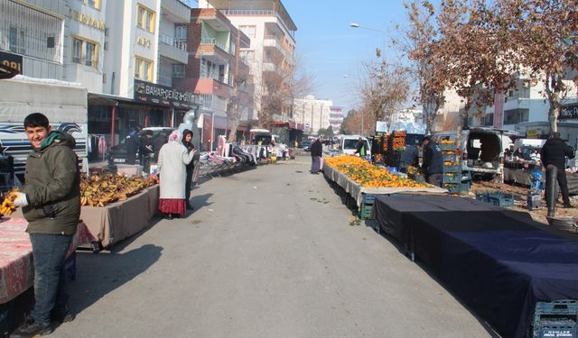 Dondurucu soğuk semt pazarlarını vurdu: Esnaf tezgâh açmakta zorlanıyor