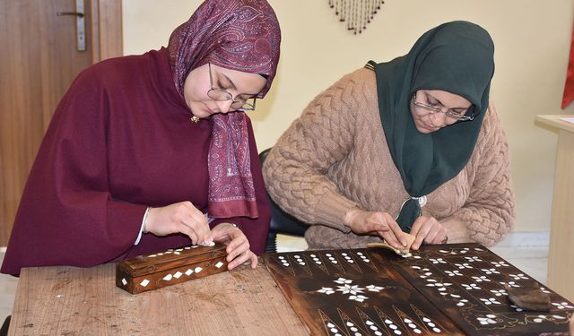 Gaziantep'te unutulmaya yüz tutmuş sedef kakma işlemeciliği açılan kursla yaşatılmaya çalışılıyor