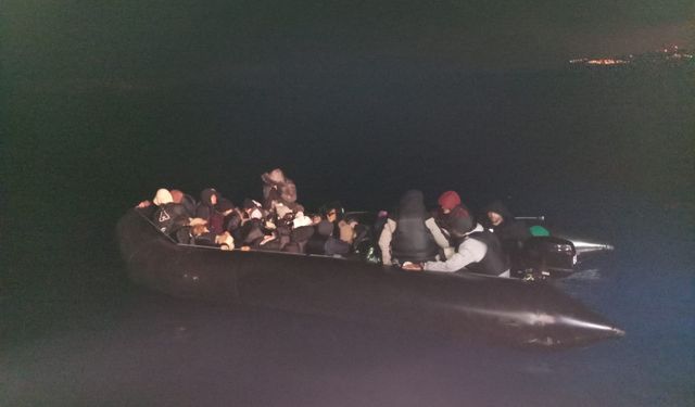 İzmir açıklarında 33 düzensiz göçmen yakalandı