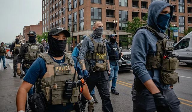 Maskeler, kameralar, arama emirleri: Demokratlardan hükümeti kapatma tehdidi