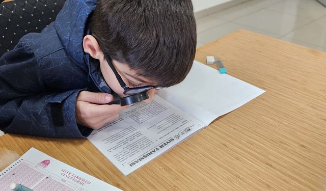 Gözlerinden rahatsız olan çocuk, Siyer Yarışması'na elinde mercekle katıldı 