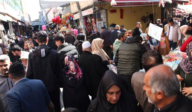 Çarşı ve pazarlarda bayram bereketi ve yoğunluğu yaşanıyor