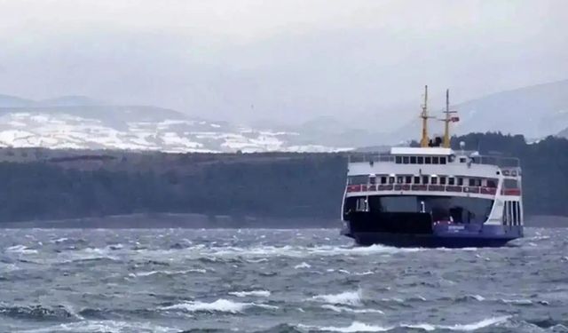 Feribot seferlerine fırtına engeli