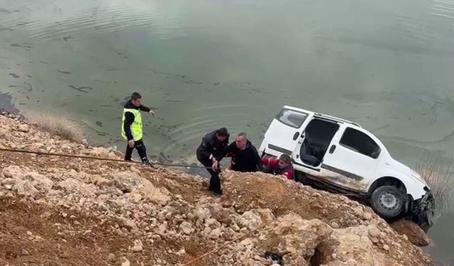 Gölete doğru yuvarlanan otomobil, kaya parçasına takılarak durdu