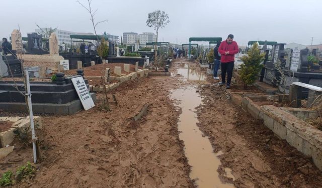 ⁨Viranşehir’de mezarlıkların çamur altında kalmasına tepki