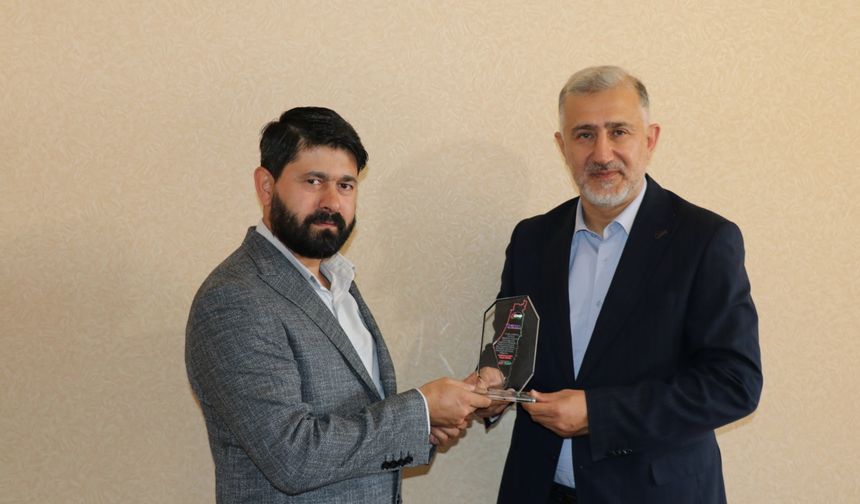 Filistin'e verdiği destek haberlerinden dolayı İLKHA muhabirine plaket verildi