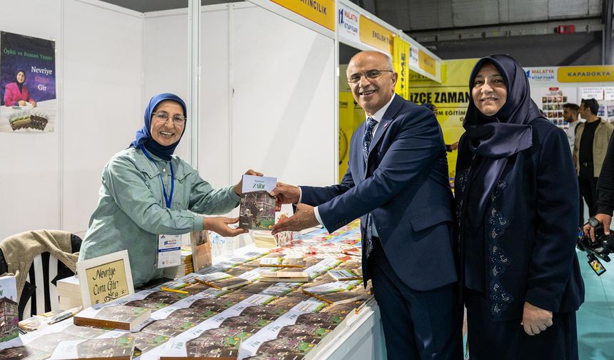 Büyükşehir Belediye Başkanı Er, kitap fuarında yazarlarla bir araya geldi