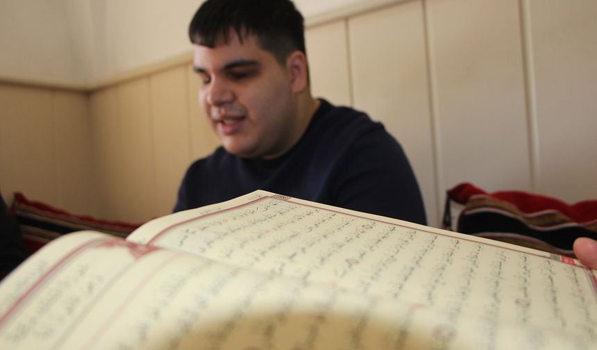 Kur'an sevgisiyle büyüyen görme engelli Zeynelabidin hafız olmak için aralıksız çalışıyor 