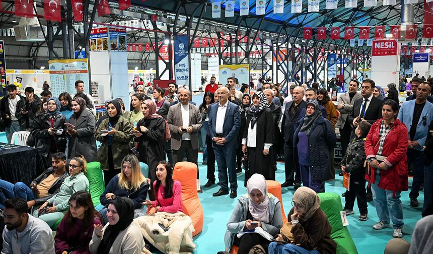 Malatya'daki kitap fuarına katılan şair ve yazarlar: İnsanların ilgisi oldukça iyi