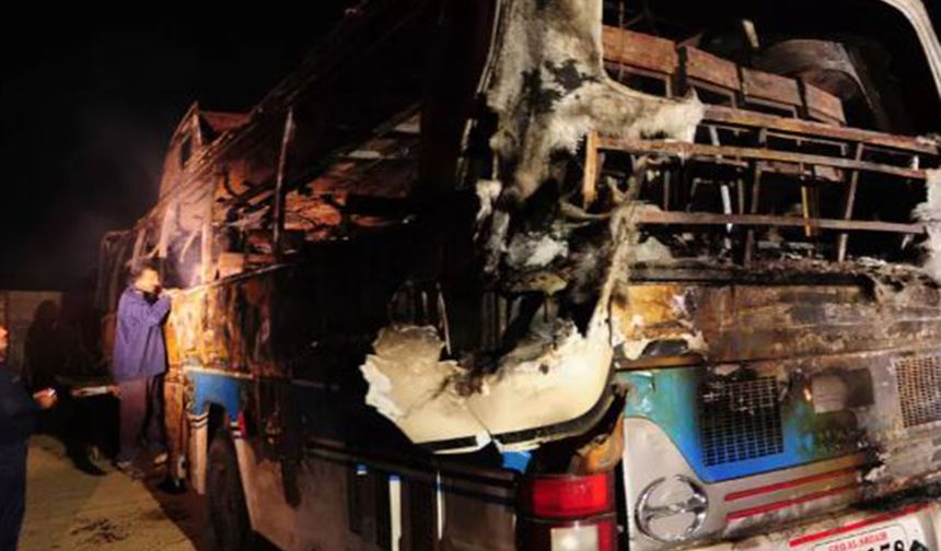 Pakistan’da yolcu otobüsü ile tanker çarpıştı: 5 ölü, 4 yaralı