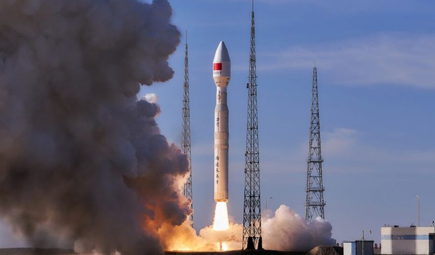 Çin, Arab Satellite 813 uydusunu uzaya gönderdi 