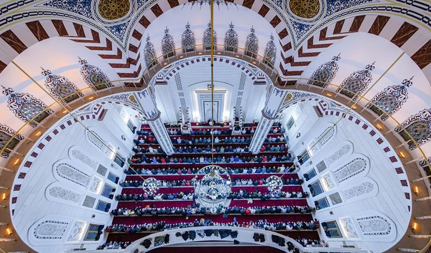 Cuma hutbesi: İnsan, huzuru ibadetle elde eder