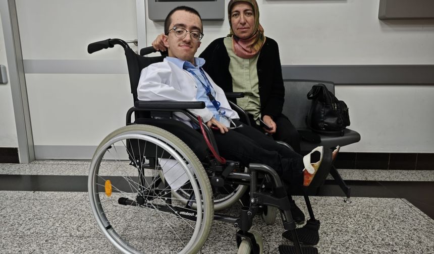 Engelleri aştı hayaline ulaştı: Doğuştan cam kemik hastası Hamza, beyaz önlüğüne kavuştu
