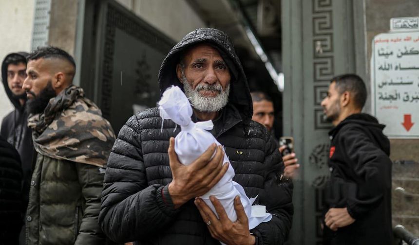 Gazze'de fırtına ve soğuk hava: 14 şehit, on binlerce çadır kullanılamaz hale geldi