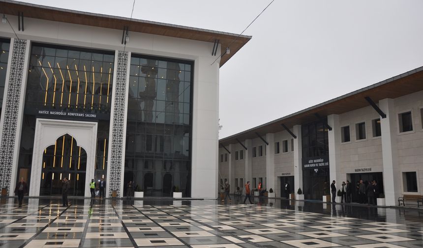 Halk, Necat Nasıroğlu Külliyesinde düzenlenen konserlere büyük tepki gösterdi 