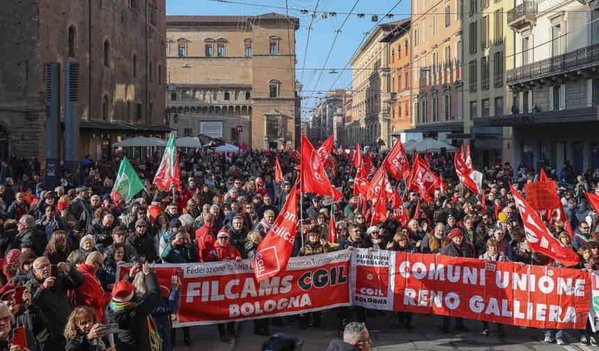 İtalya'da işçiler hükümeti protesto için grevde