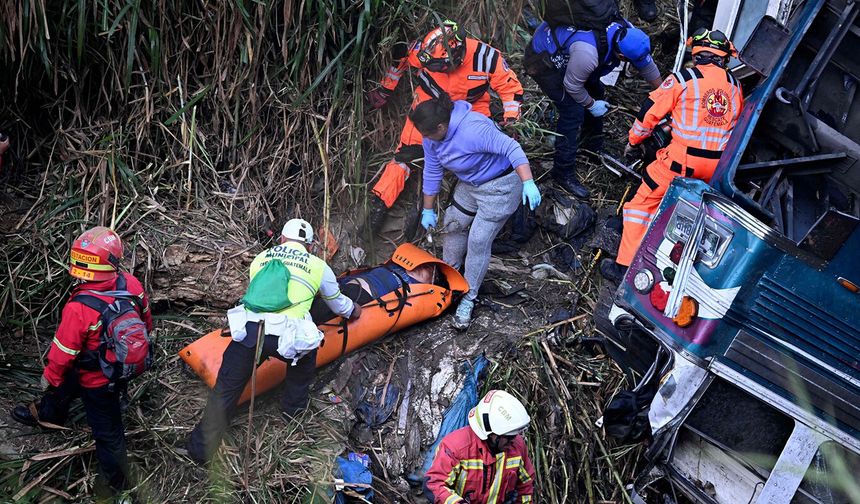 Kolombiya'da uçuruma yuvarlanan araçta 16 kişi öldü
