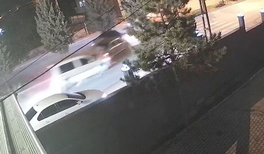 Malatya'da 6 kişinin yaralandığı zincirleme trafik kazası güvenlik kamerasında