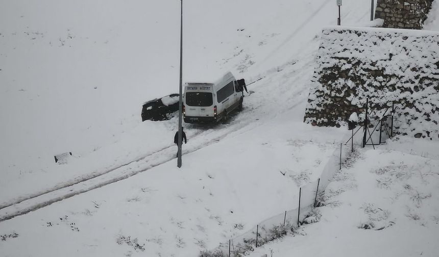 Batman'da kar nedeniyle araçlar yolda kaldı