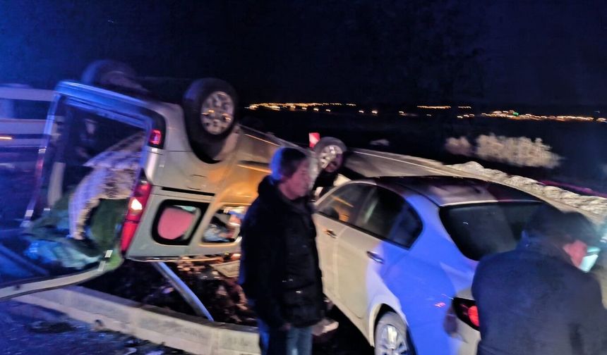 Mardin’de hafif ticari araç ile otomobil çarpıştı: 8 yaralı