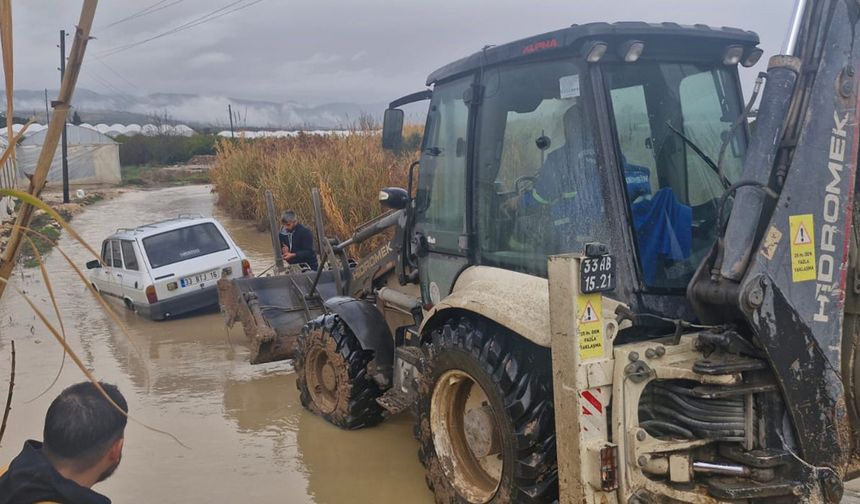 Mersin’de yoğun yağış su taşkınlarına yol açtı