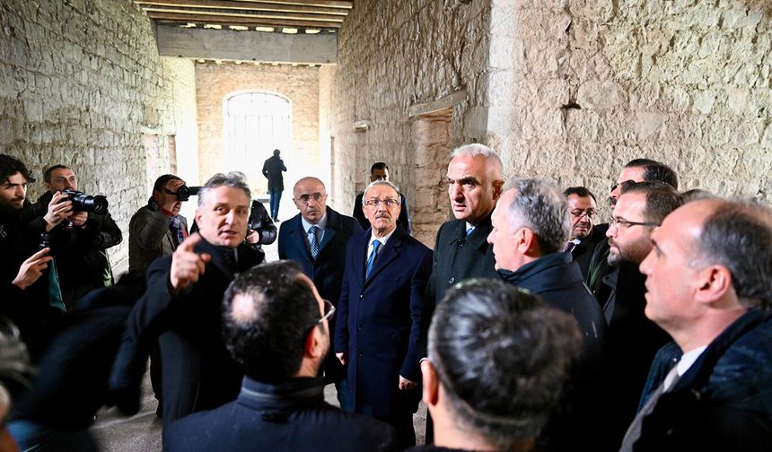 Bakan Ersoy Malatya'da restorasyonu süren tarihi yapılarda incelemelerde bulundu