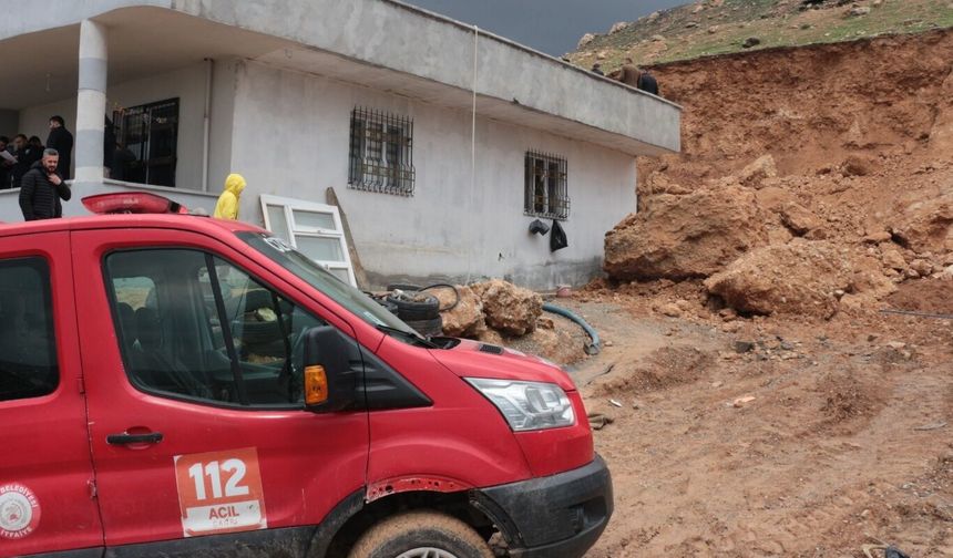 Cizre'de yamaçtan kopan dev kaya bir evin üzerine düştü